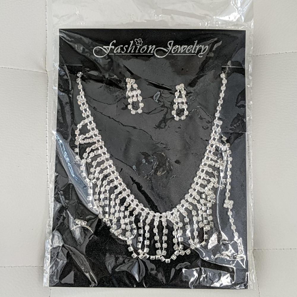 Silver coloured jewelry set